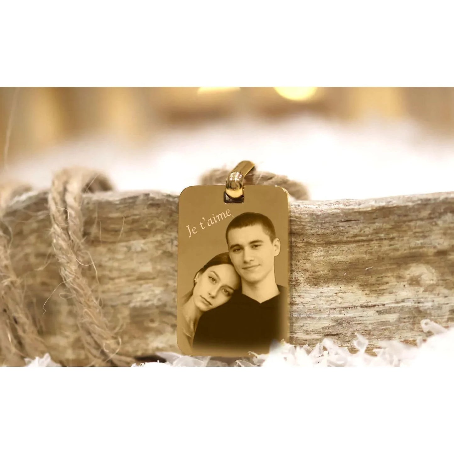 Pendentif rectangle en acier doré avec photo gravée et inscription 'Je t'aime', cadeau romantique.