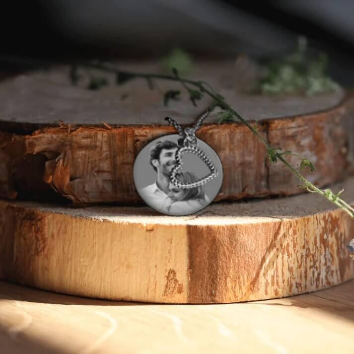 Collar de medalla redonda y dije de corazón de plata grabado con una foto