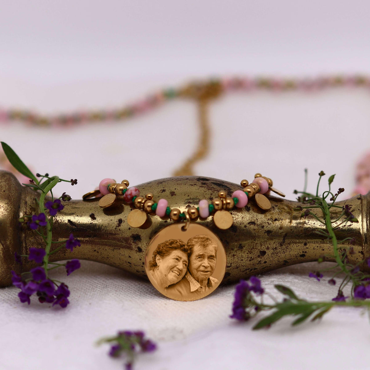 Rosita-Perlenhalskette mit personalisiertem Medaillon aus Edelstahl mit eingraviertem Porträt, romantischer und zarter Schmuck.
