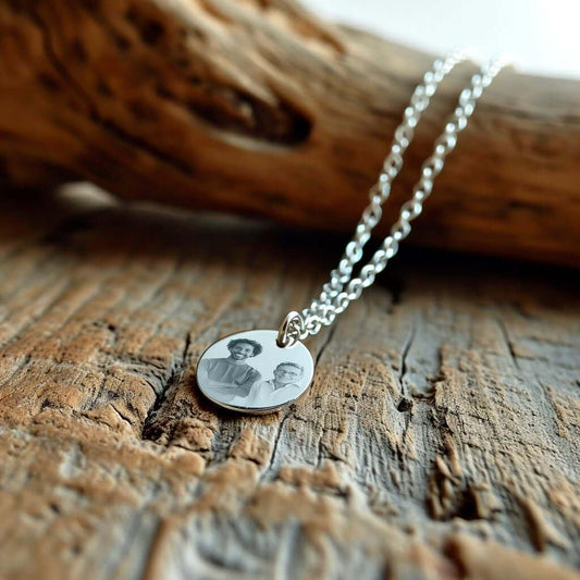 Pendentif cœur personnalisé en or GravurePhoto avec photo gravée, sur fond bois naturel