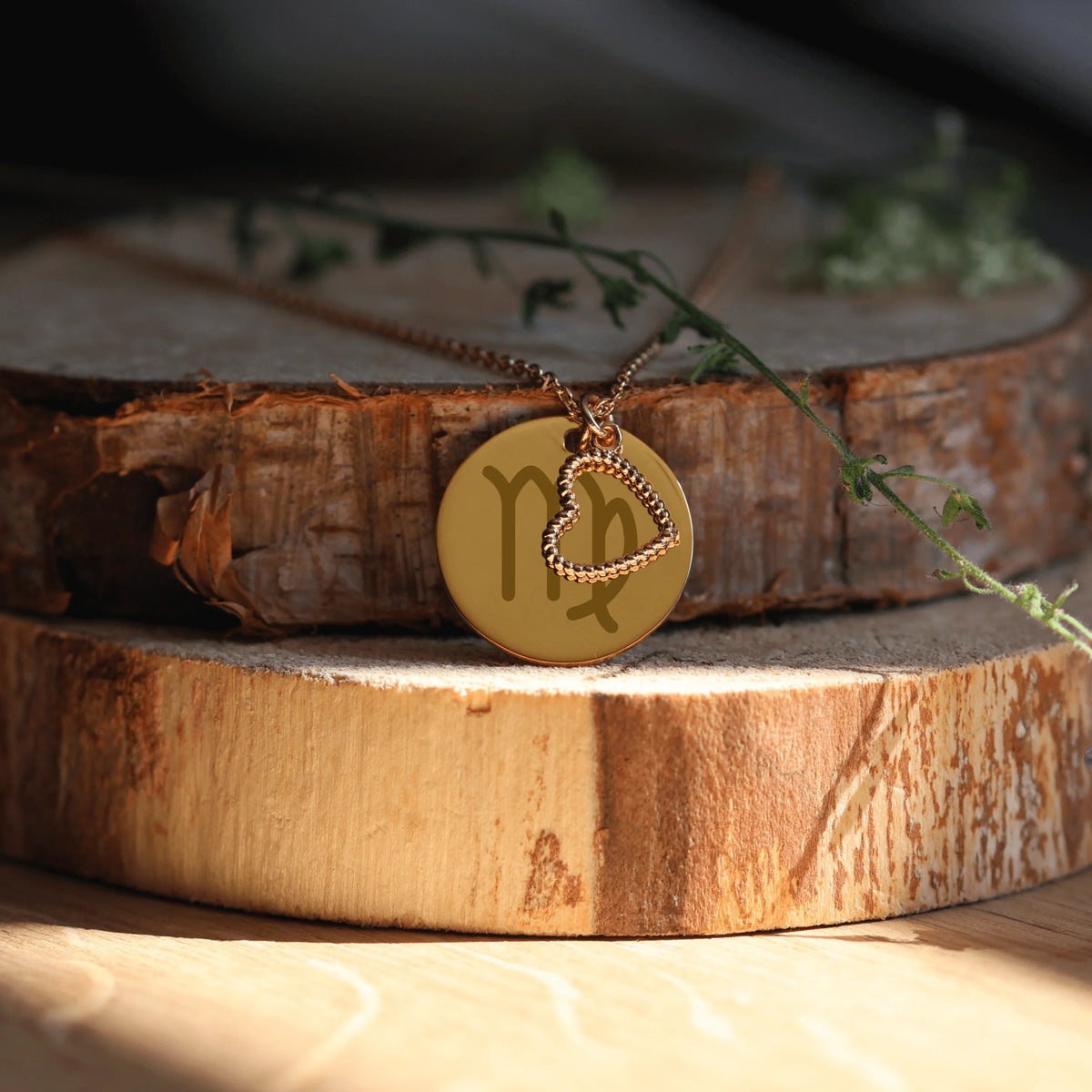 Collier plaqué or gravé avec un motif