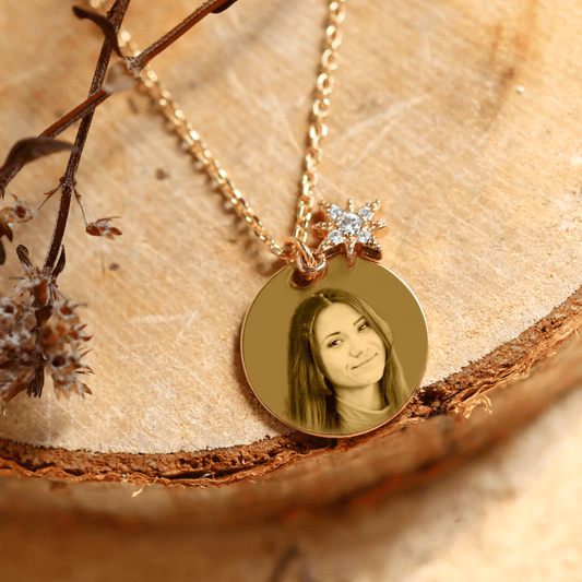 Collier plaqué or avec pendentif étoile, personnalisé avec une photo gravée, élégant et unique.