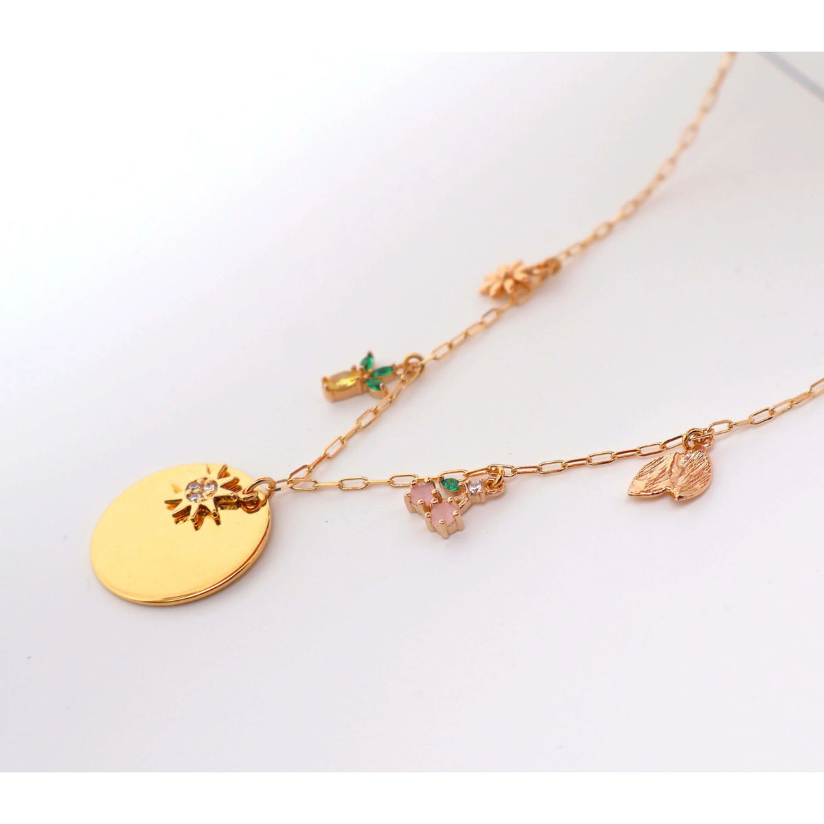 Collier avec pendentif gravé