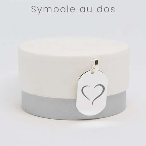 Boîte cadeau avec pendentif gravé en forme de cœur, symbolisant l'amour et l'affection.