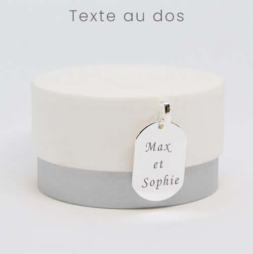 Boîte cadeau avec médaillon argent gravé avec les prénoms Max et Sophie, texte au dos.