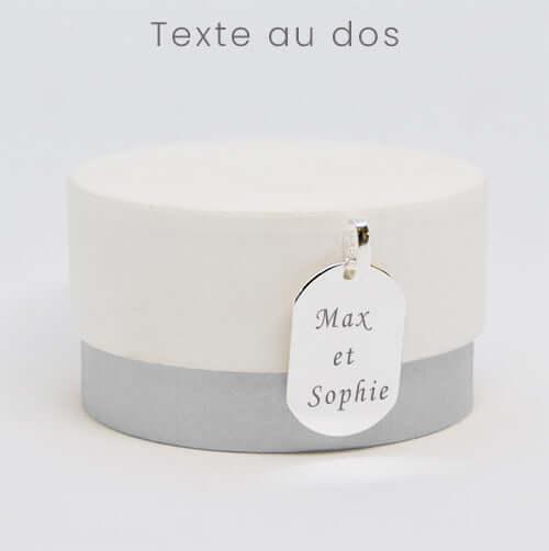 Boîte cadeau avec médaillon argent gravé avec les prénoms Max et Sophie, texte au dos.