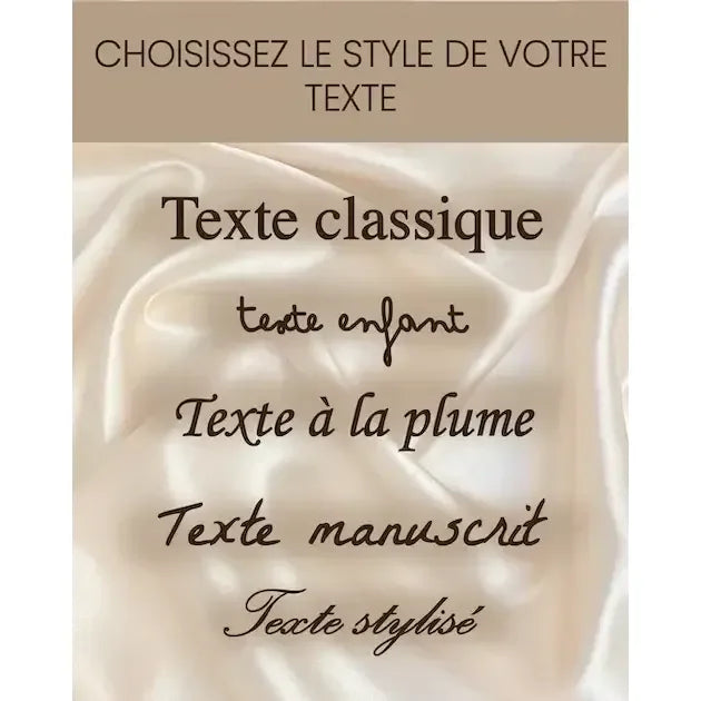 Pendentif gravé rectangle arrondi en or 18 carats avec choix de styles de texte personnalisé sur fond satin blanc.