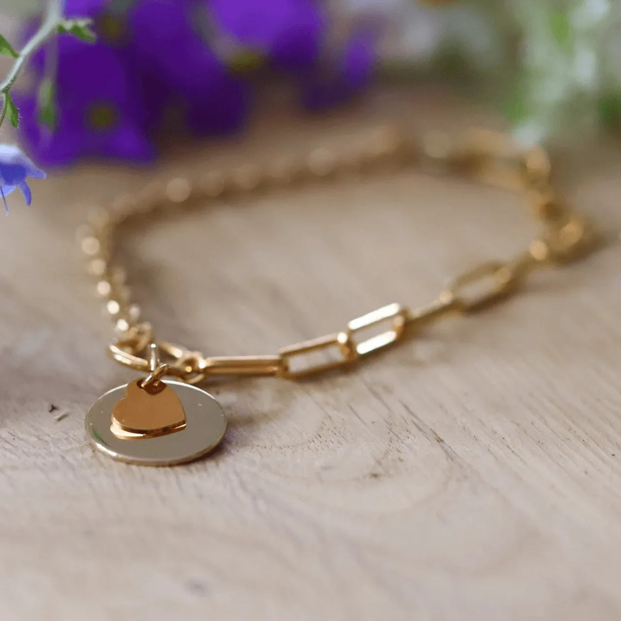 Collier rond plaqué or avec cœur gravé, bracelet élégant en métal de haute qualité, idéal pour un cadeau personnalisé.