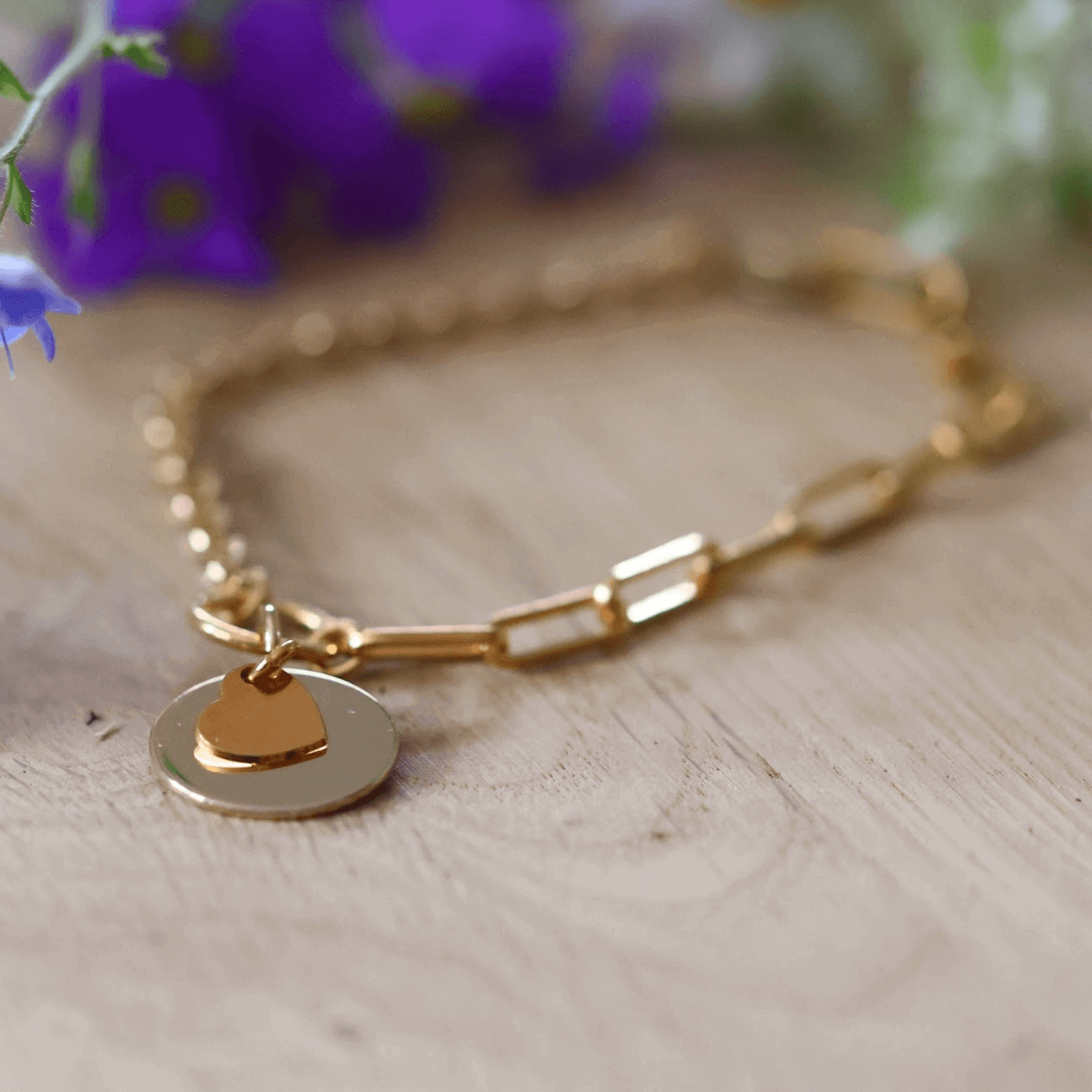 Collier rond plaqué or avec pendentif en cœur, gravé, un bijou élégant pour un souvenir inoubliable.