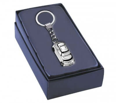 Porte-clés voiture en métal chromé avec gravure texte sur porte clés, présenté dans une boîte élégante.