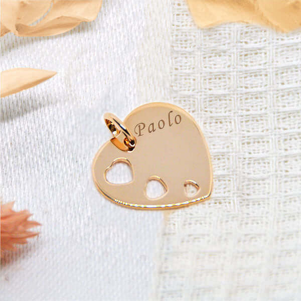 Pendentif cœur avec 3 cœurs percés en plaqué or gravé avec un texte.
