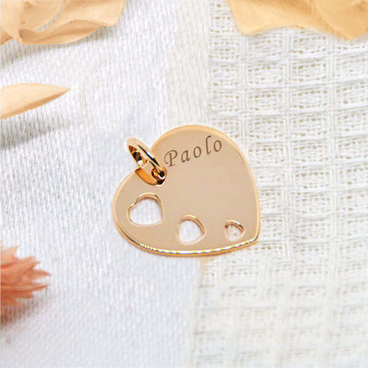 Pendentif cœur avec 3 cœurs percés en plaqué or gravé avec un texte.