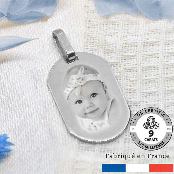 Médaillon or est un bijou personnalisé en or gris gravé avec votre photo - 9 carats
