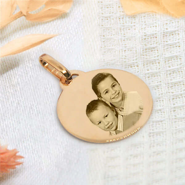 Pendentif rond plaqué or gravé avec une photo