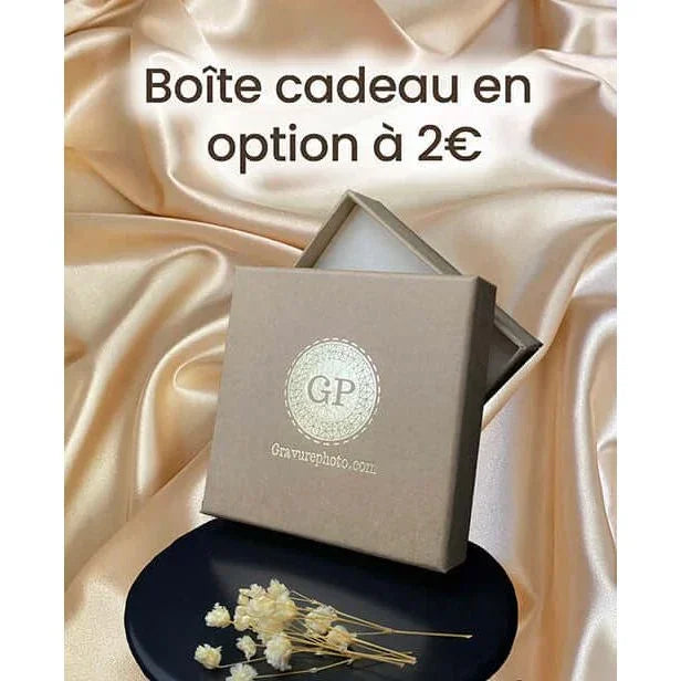 Boîte cadeau GravurePhoto en option, présentée sur tissu satiné pour pendentif cœur personnalisé or.