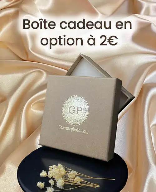 Boîte cadeau GravurePhoto pour pendentif cœur personnalisé en or, sur tissu doré.