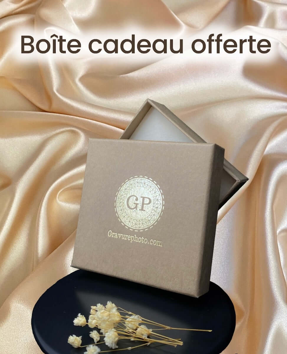 Boîte cadeau offerte satinée pour pendentif gravure photo sur médaillon en or gris 18 carats.