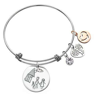 Bracelet jonc argenté avec plaque ronde gravée d'un dessin d'enfant et charms cœur et arbre de vie.