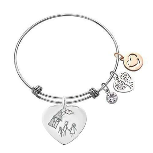 Bracelet avec sa plaque coeur argentée gravée avec un dessin d'enfant.