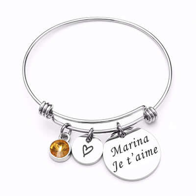 Bracelet jonc avec son médaillon rond argenté gravé avec un texte