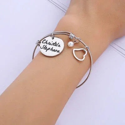 Bracelet personnalisé GravurePhoto avec pendentif cœur et médaillon gravé sur poignet femme