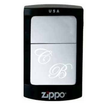 Idée cadeau grâce à une gravure des initiales sur un briquet Zippo.