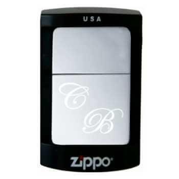 Idée cadeau grâce à une gravure des initiales sur un briquet Zippo