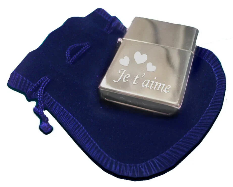 Personalisiertes Feuerzeug mit Fotogravur mit der Gravur „Ich liebe dich“ und „Herzen“, auf blauem Beutel