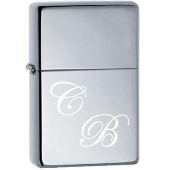 Briquet argenté personnalisé avec initiales gravées GravurePhoto, fond neutre.
