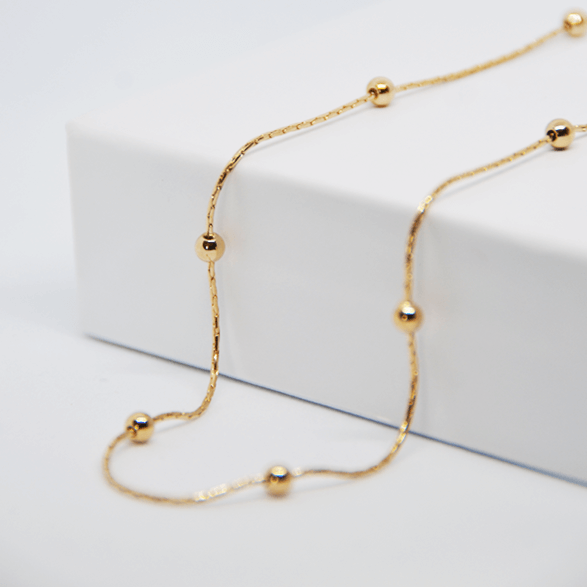 Chaîne plaqué or 750 3MIC composée de boules dorée.