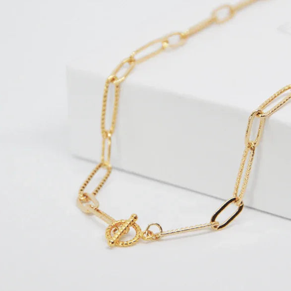 Cadena de oro personalizada GravurePhoto, joya refinada sobre fondo blanco, joyería francesa