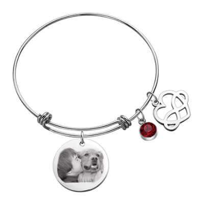 Bracelet jonc avec son pendentif rond argenté gravé avec une photo et son charm cœur infini