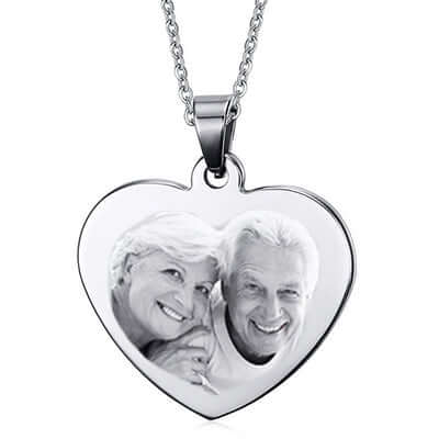 Gravure d'une photo sur un coeur argenté avec sa chaine de 50cm.