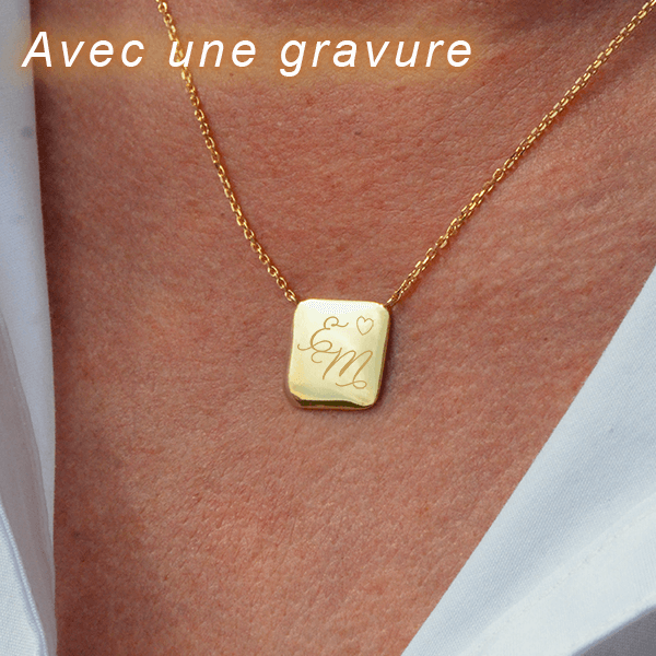Collier avec un médaillon carré en plaqué or porté