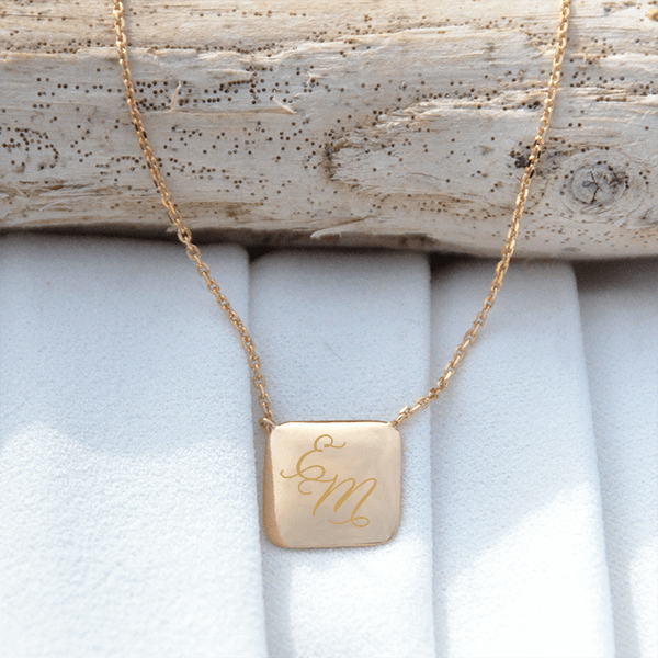 Collier élégant avec un médaillon carré plaqué or gravé avec initiales calligraphiques sur chaîne forçat de 45 cm