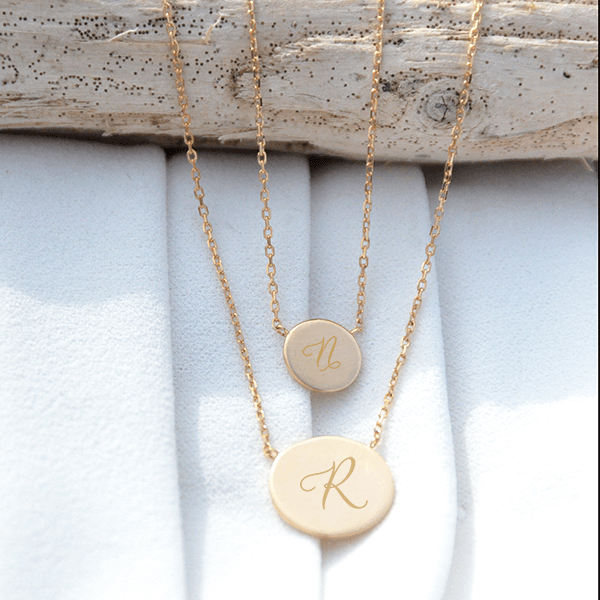 Collier avec 2 médaillons ronds plaqué or gravé avec un texte personnalisé