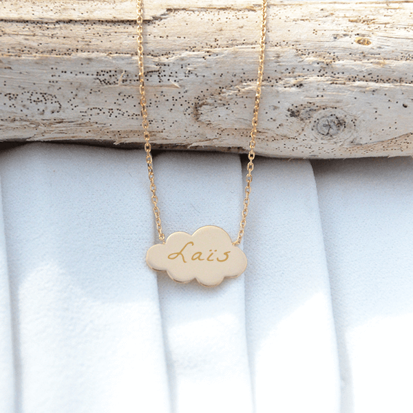 Collier avec un médaillon en forme de nuage en plaqué or gravé
