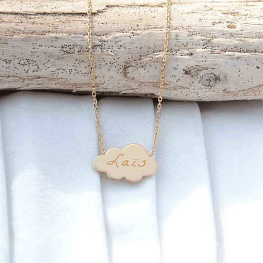 Collier avec un médaillon en forme de nuage en plaqué or gravé