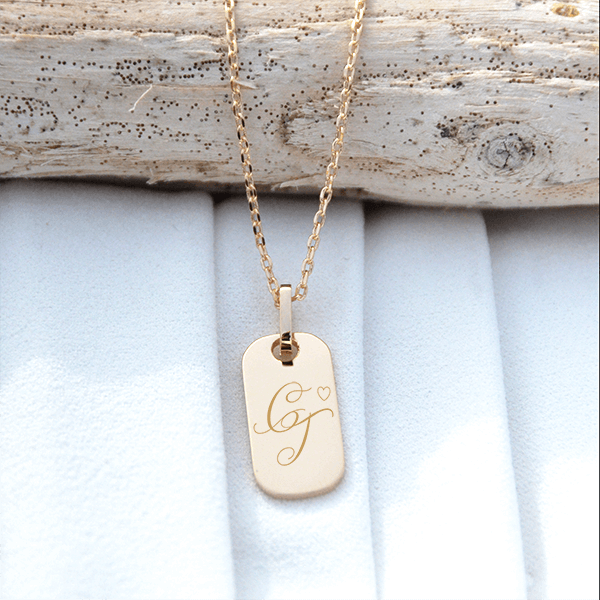 Collier avec un médaillon rectangulaire plaqué or gravé avec des initiales