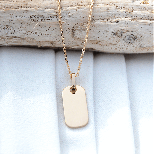 Collier avec un médaillon rectangulaire élégant et gravé en plaqué or