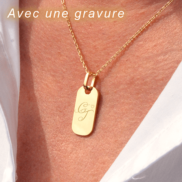 Collier porté avec un médaillon rectangulaire en plaqué or