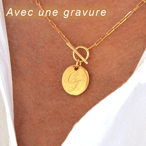 Colgante de corazón personalizado en huecograbado de oro con foto y grabado, colgado de una cadena dorada