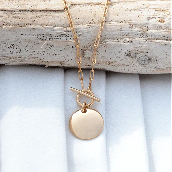 Colgante redondo personalizado en oro GrabadoFoto, elegante cadena colocada sobre madera