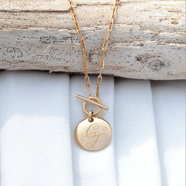 Collier avec un médaillon rond en plaqué or avec une fermeture en