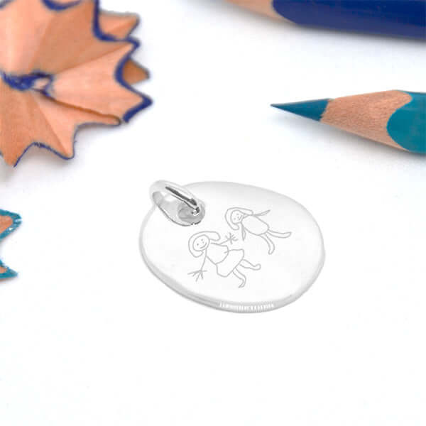 Gravure du dessin d'un enfant d'un médaillon galet en argent