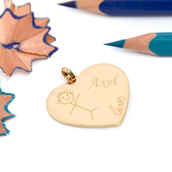 Personalisierter GoldgravurFoto-Herzanhänger, graviert mit einer Kinderzeichnung und dem Vornamen Axel.