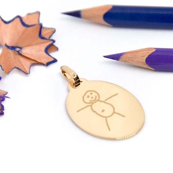 Personalisierter Herzanhänger in Gold GravurFoto mit Kinderzeichnung eingraviert, Bleistifte drumherum