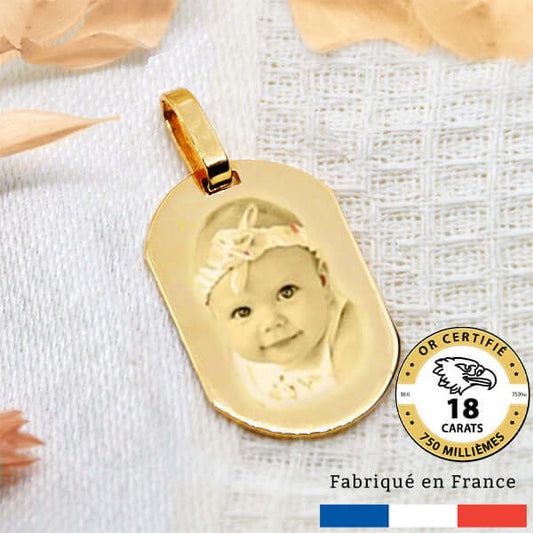 Petite médaille gravée avec une photo tonneau or 18 carats.