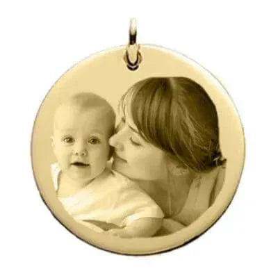 Personalisierter Gold-Herzanhänger. Fotogravur mit eingraviertem Foto einer Mutter und ihres Babys.