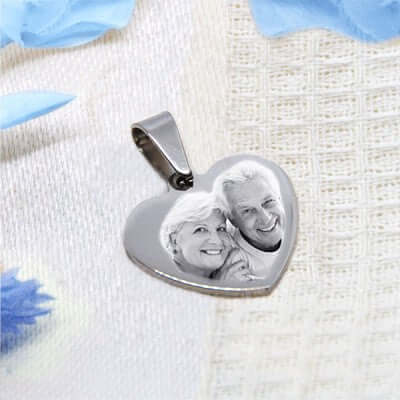 Gravure d'une photo sur un coeur en acier inoxydable avec une chaine de 50cm